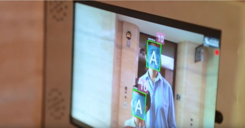 智能電梯可透過臉部辨識功能，直接把用戶送到自家樓層。   圖：截取自崇友youtube 