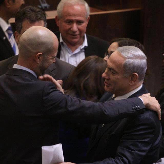 以色列在位最長的總理納坦雅胡（右）正式被起訴涉及收賄等3項罪名，部分內閣成員對他表達支持。   圖：翻攝自אמיר אוחנה推特