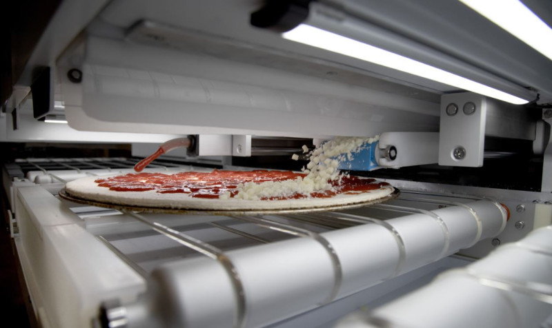 美國披薩市場上看380億美元，各大披薩廠皆逐步投入自動化生產，將「披薩機器人」納入生產線。   圖：翻攝自Picnic官網