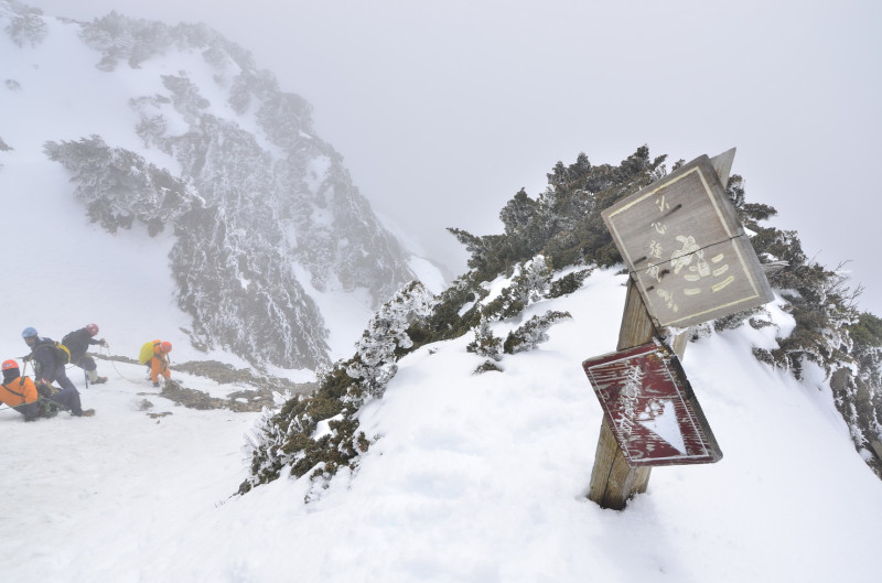 雪季攀登時也須注意能見度低或強風等氣候狀況。   圖：玉山國家公園管理處／提供