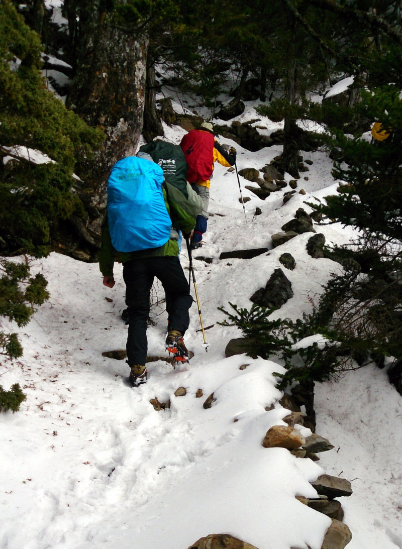 步道或岩石表面結冰霜濕滑，其危險性不容小覷。   圖：玉山國家公園管理處／提供