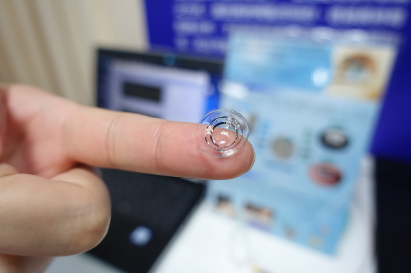 由交大團隊開發的「智慧隱形眼鏡」，使用和一般隱形眼鏡一樣的矽水膠材料為鏡片主體，中間夾入金製的感測器及晶片。   圖：郜敏／攝