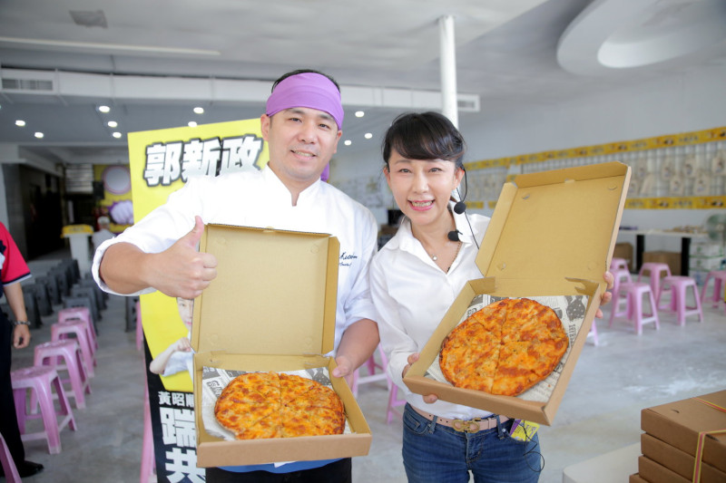 粉絲帶來自製披薩為郭新政(右)打氣。   圖：郭新政競選總部/提供