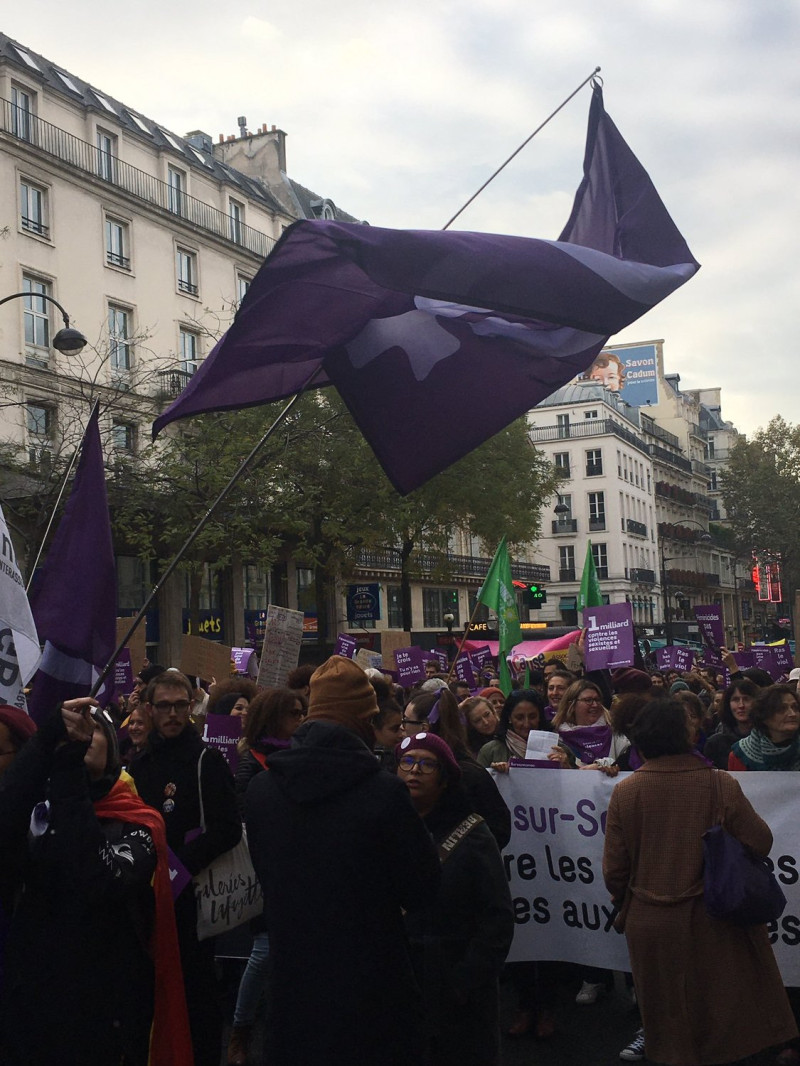 巴黎市中心今天呈現充斥紫色標語和旗幟的一片紫海，紫色是這項運動採用的代表性顏色，許多抗議民眾高舉的標語牌，上面有因性別暴力喪命親友的照片。   圖/翻攝自Kering Foundation推特