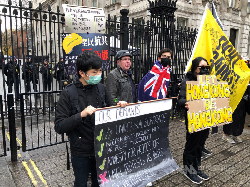 為了聲援家鄉，香港人23日在英國各大城市串聯遊行，倫敦有上千人響應，遊行團體並到唐寧街遞交陳情信。   圖/中央社