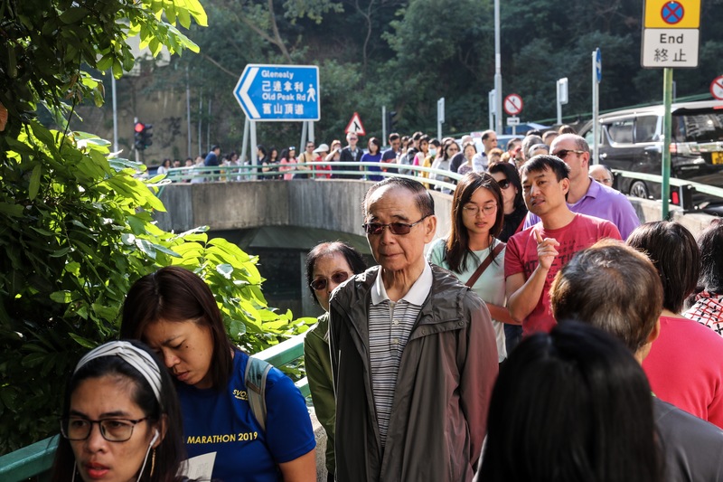 香港近日抗爭情勢逐漸趨緩，24日區議會選舉如期舉行，上午各個投票站湧入大量人潮。   圖/中央社