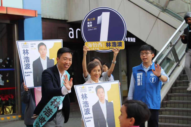 今（24）日香港舉行區議會選舉，選民投票熱絡，投票率大幅提升。   圖：翻攝自林浩波 Kelvin Lam臉書