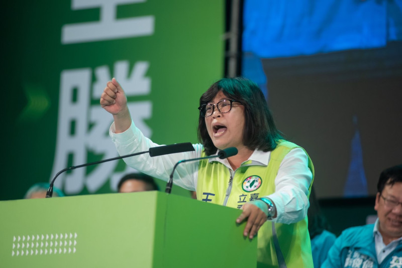 王美惠強調，一路走來平凡艱苦，感謝民進黨給她機會，為台灣承擔責任。   圖：王美惠競選團隊/提供