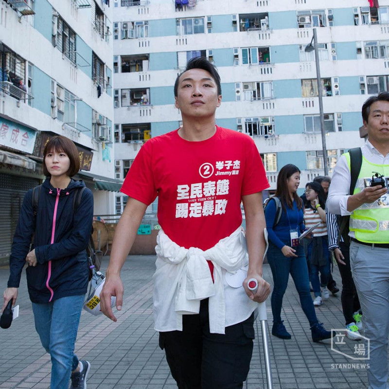 香港區議會選舉於昨(24日)舉行，泛民主派大獲全勝，圖中為在此次選舉中勝出的民陣召集人岑子杰。   圖：翻攝自立場新聞臉書