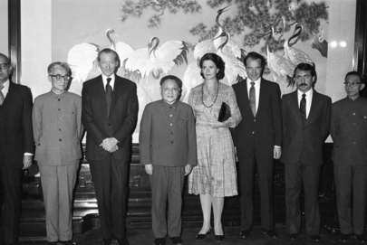 中國已故領導人鄧小平（中）1979年會見來訪的聯合國秘書長瓦德海姆等人，當時表示中國對世界沒有野心。   圖：聯合國圖片/Marvin Bolotsky