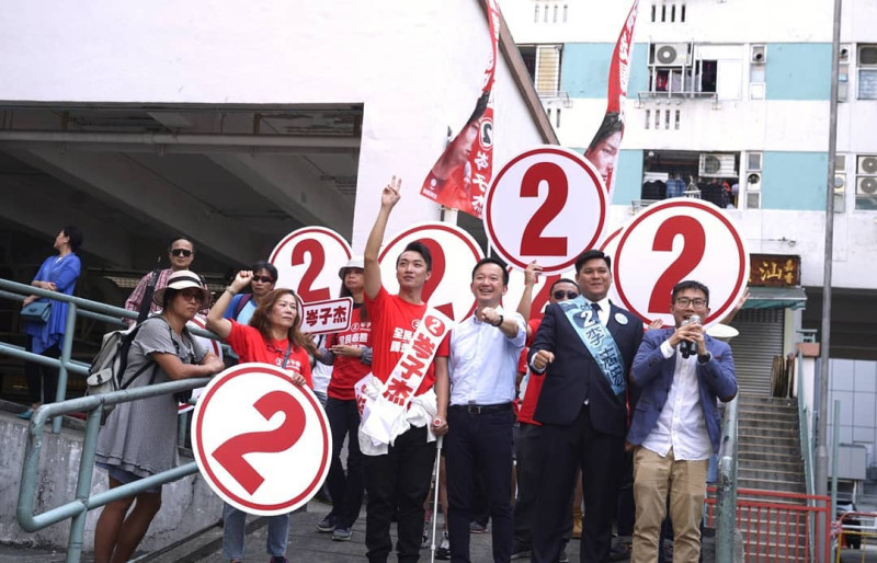 香港區議會選舉於24日舉行，泛民主派大獲全勝，圖中為在此次選舉中勝出的民陣召集人岑子杰。   圖：翻攝自岑子杰臉書（資料照片）