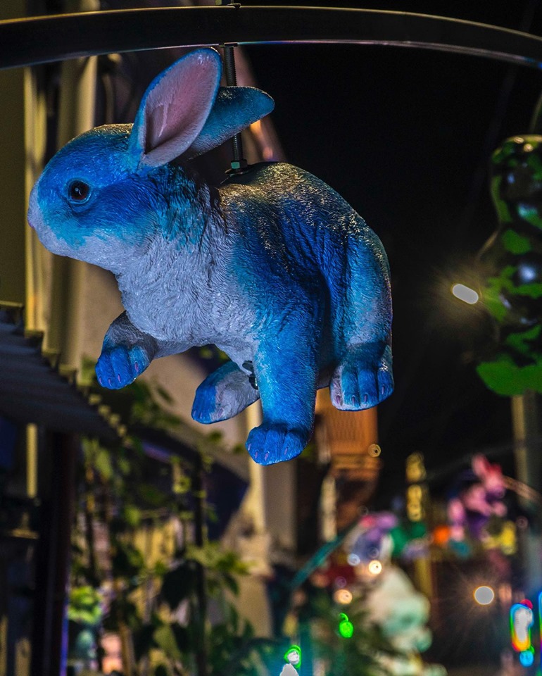 連成巷 的《連成兔行》裝置藝術以兔子為主題，帶出鹽水過往歷史連結現代。   圖：翻攝自禹禹藝術工作室臉書