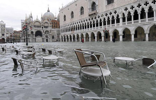 威尼斯大洪水，知名的聖馬可廣場水深及膝。   圖 : 翻攝自中國新聞網