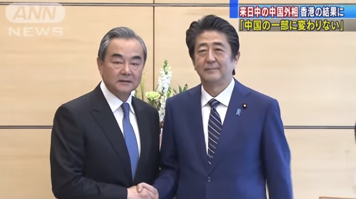 日本首相安倍晉三（右）25日在官邸會晤中國外交部長王毅。   圖：翻攝ANN NEWS畫面