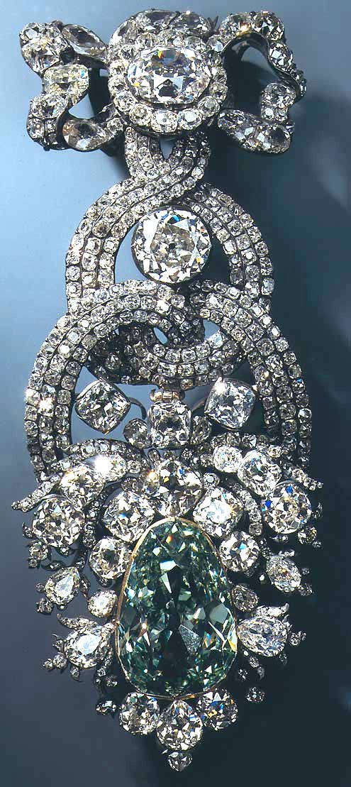 歐洲最古老「綠穹珍寶館是」最珍貴的德勒斯登綠色鑽石，因為正在紐約展出，逃過一劫。   圖：翻攝自www.langantiques.com