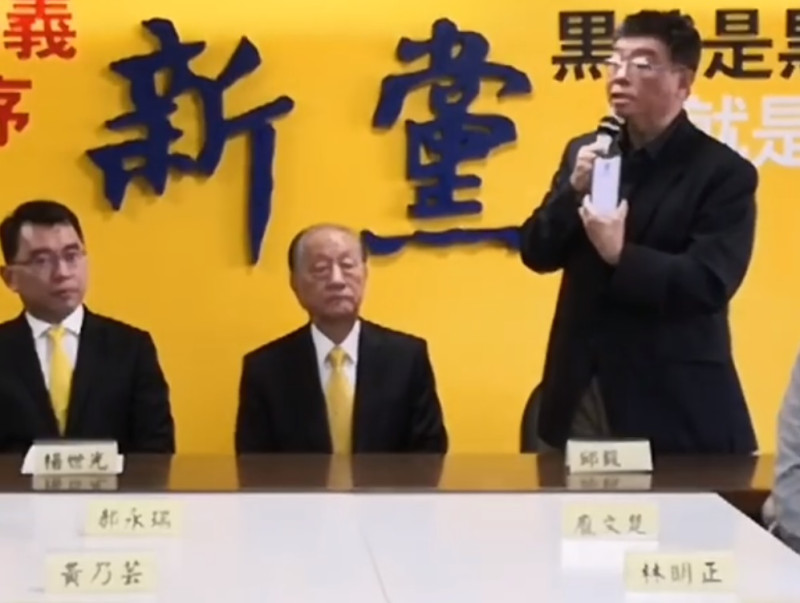 邱毅在上周新黨不分區名單公布記者會，亮出與韓國瑜的通話紀錄。   圖：翻攝自新黨打假除亂