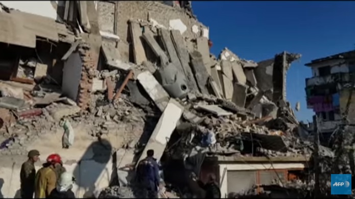 阿爾巴尼亞今（26）日凌晨4時發生規模6.4地震，造成多棟建物崩塌，居民被埋在瓦礫堆下。   圖：翻攝Youtube