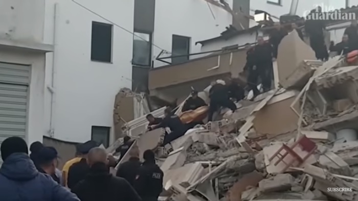 警消人員在瓦礫堆中清除崩塌建物殘骸。   圖：翻攝Youtube