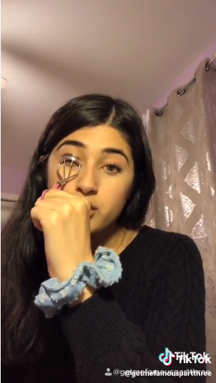 美國17歲少女阿濟茲日前透過抖音海外版上傳影片，看似美妝教學，事實上在談論新疆再教育營問題。   圖：翻攝自推特
