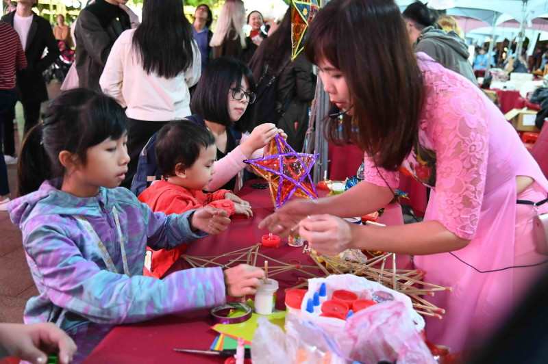 新住民在「多元新北讚出來」嘉年華，親子體驗製作越南星星燈。    圖：新北市教育局／提供 