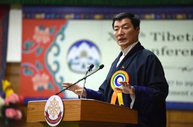 藏人行政中央司政洛桑森格27日出席第十四次流亡藏人宗教大會，強調達賴喇嘛的轉世只能由達賴喇嘛自己決定。   圖：藏人行政中央政府/Tenzin Pheden/CTA