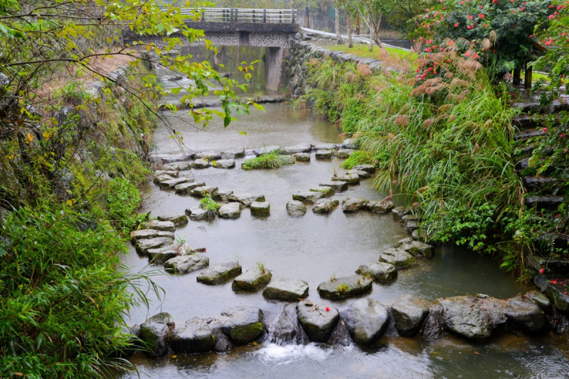 四分溪石頭排成雙心圖案。   圖：台北市大地工程處／提供
