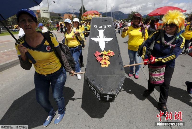 哥倫比亞多個工會發動全國性大罷工，成千上萬的民眾湧上街頭抗議右翼總統杜克（Ivan Duque）政府的經濟政策不公、貪腐猖獗。   圖 : 翻攝自中新網
