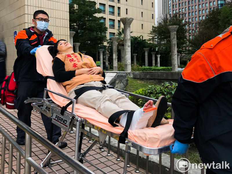 周倪安在推擠中受傷，被送醫救治。   圖：周煊惠 ／攝