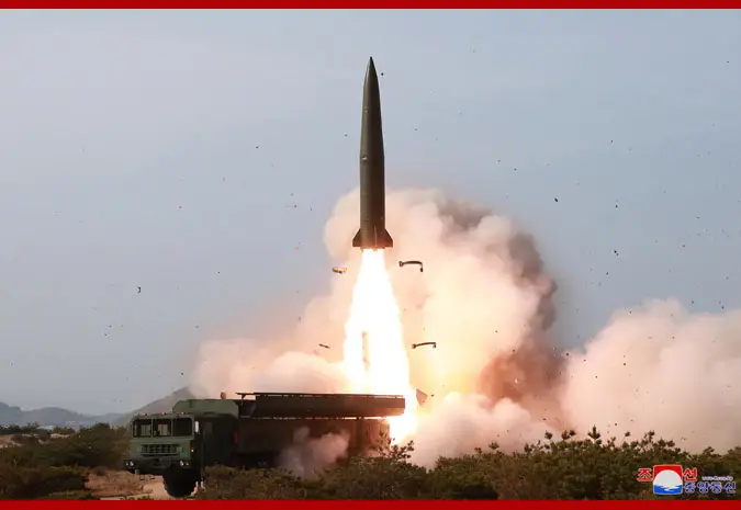 北韓今（28）日下午向朝鮮半島東部海域發射疑似2枚超大型火箭的近程武器。圖為今年5月試射情形。   圖：翻攝KFA US網站www.kfausa.org