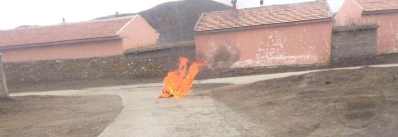 中國對西藏人權持續迫害，西藏地區傳出去年(2019)第1起自焚案件，26歲青年雲丹在自己家鄉引火，後傷重不治。   圖：翻攝自《自由西藏》