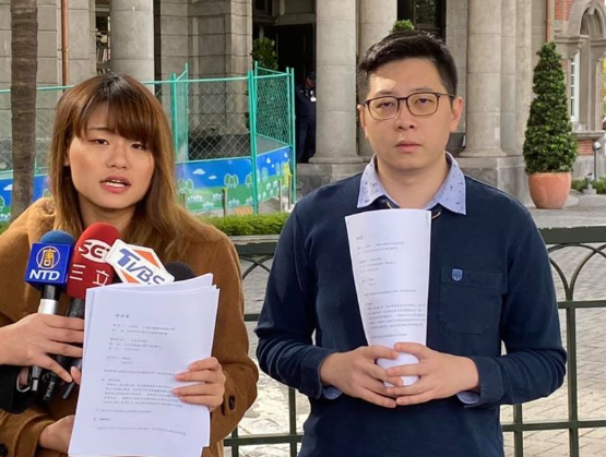律師李菁琪 (左)和議員王浩宇 (右)赴監察院檢舉韓國瑜違反《政治獻金法》。   圖：翻攝自綠黨臉書