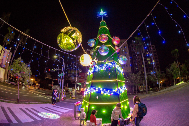 台南市府今年選擇在台南美術館二館及新營文化中心廣場、札哈木公園等地設立聖誕樹燈飾，還有聖誕點燈晚會歡迎民眾一同慶祝。   圖：台南觀旅局／提供