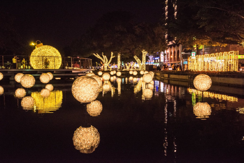 今年以「金色奇幻童話世界」為主題，百年公園內10多個燈組各有不同特色。   圖：屏東縣政府/提供