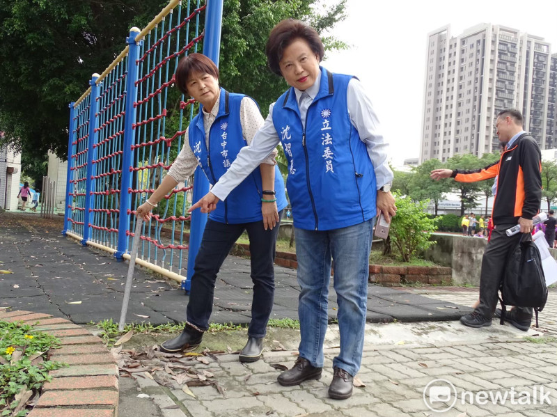 沈智慧與胞妹沈佑蓮連手服務。    唐復年/攝