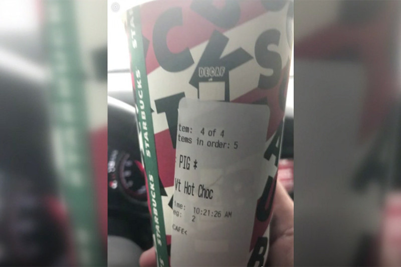 這張星巴克咖啡杯的照片在社群媒體轉傳，名為歐馬拉（Johnny O’Mara）的警長把同事買來分享的咖啡杯放上臉書，他認為這是走味的感恩節咖啡。   圖：翻攝自臉書