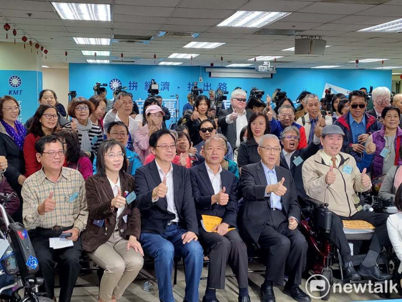 國民黨總統候選人韓國瑜（前排右3）出席全國身心障礙者權益保障論壇。   圖：黃建豪/攝