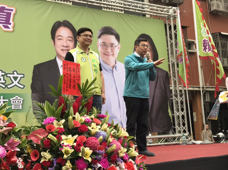 民進黨主席卓榮泰（右）今（30）日下午至高雄參加立委參選人賴瑞隆西甲後援會成立大會。   圖：民進黨提供