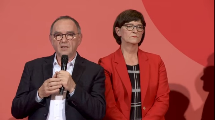 德國副總理蕭茲在社會民主黨（SPD）黨魁選舉中落敗。   圖/翻攝自SPD YouTube 