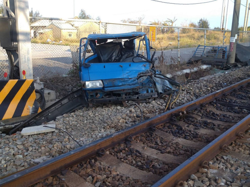 今天早上台鐵區間車行經苗栗時發生撞擊小貨車意外。   圖：台鐵／提供