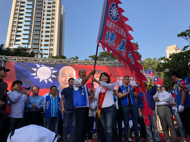 韓國瑜(左)今(1)日為陳美雅授旗預祝勝利。   圖：韓國瑜競辦／提供