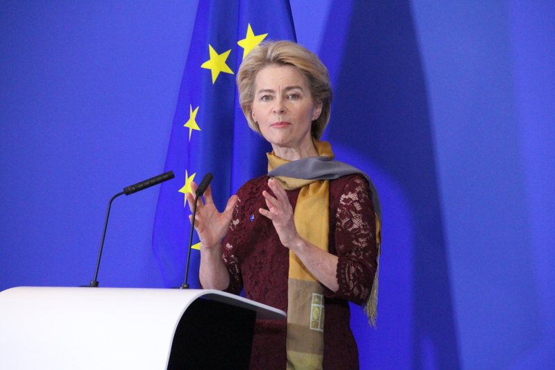歐盟執委會史上首位女主席范德賴恩今天正式上任，她強調將打造一個更強大的聯盟，讓歐洲成為冠軍。   圖：中央社提供