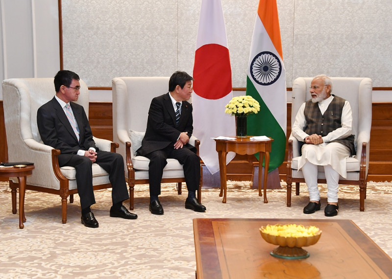 印度總理莫迪（右起）接見來訪的日本外務大臣茂木敏充與防衛大臣河野太郎，商定雙方國防與經濟合作。   圖：翻攝自日本外務省推特