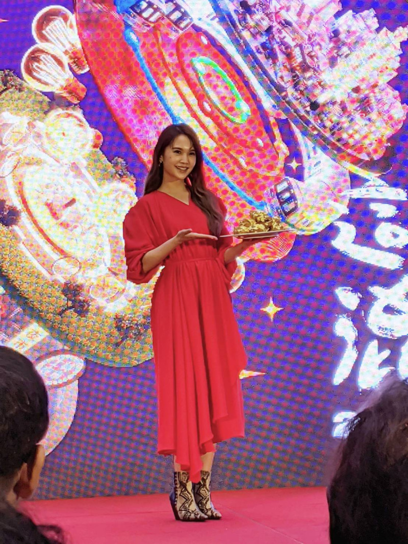 經過6年後，楊丞琳再度重返台北跨年晚會，身穿一襲紅色長洋裝出席記者會。   圖：葉宜哲／攝