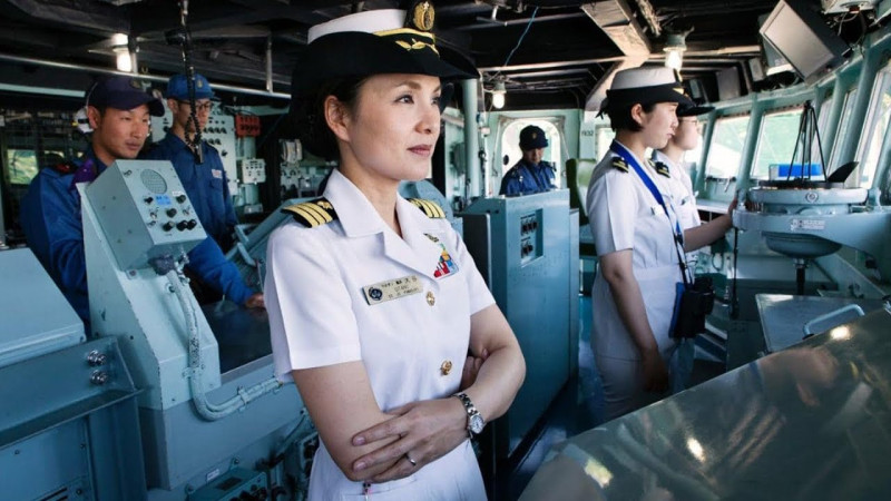 日本海上自衛隊今天誕生第一位神盾艦女艦長，由48歲一等海佐（上校）大谷三穗接任妙高號驅逐艦（舷號DDG-175）艦長。   圖 : 翻攝自youtube