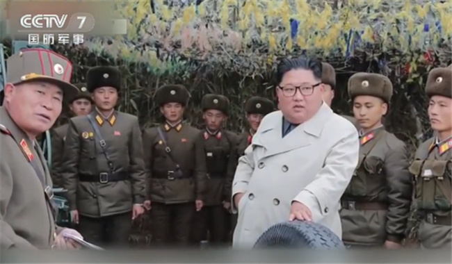 金正恩金在昌麟島與北韓火砲部隊合影。   圖 : 翻攝自CCTV