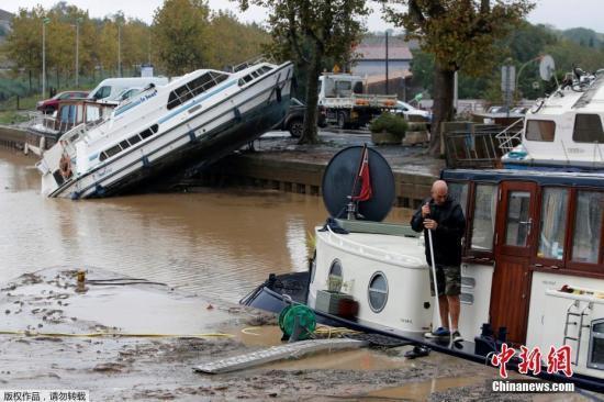 法國南部正飽受嚴重水患所苦，已有2人罹難。一架直升機在前往災區救援途中於馬賽附近墜毀，3名緊急救難人員喪命。   圖 : 翻攝自中新網