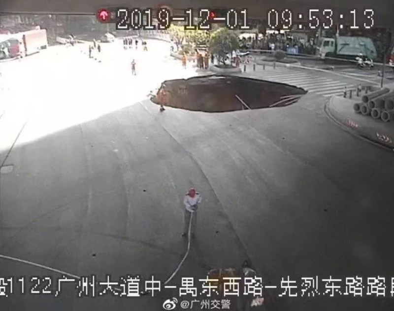 中國廣州地鐵11號線沙河站施工區1日突然發生崩塌意外，造成一輛清潔車和一部電瓶車陷落，現場還有3名人士受困。   圖：翻攝自微博