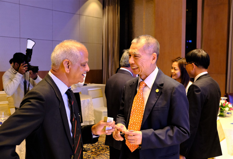 台灣中油總經理李順欽（右）2日晚間在新德里的台灣中油駐印度辦事處揭牌儀式上，與印度貴賓交流。   圖：中央社提供