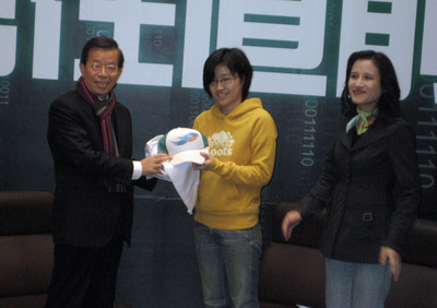 2008年，「卡神」楊蕙如擔任謝長廷競選總部網路執行長，謝長廷特別送上競選外套和帽子象徵「披掛上陣」。   圖：翻攝網路(資料照片)