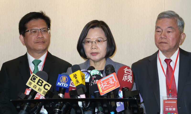 交翁部長林佳龍、總統蔡英文及經濟部長沈榮津（由左至右）   圖：林朝億/攝